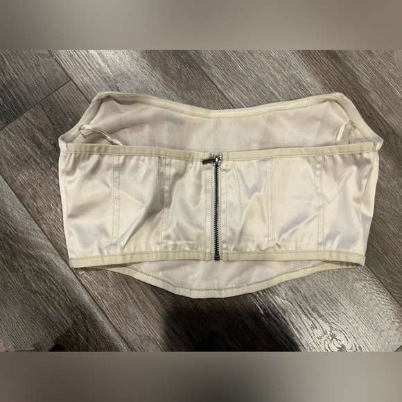 Cropped Sleeveless - Picture 2 of 3